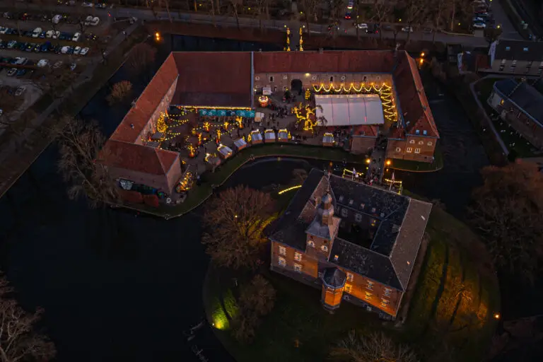 2025-12-27_KL_Dickens_ROCKATEER-018